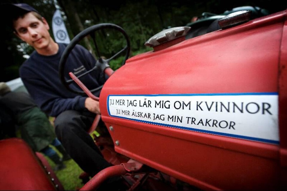 Sebastian Ferrius uppskattar traktorn allt mer, enligt klistermärket.