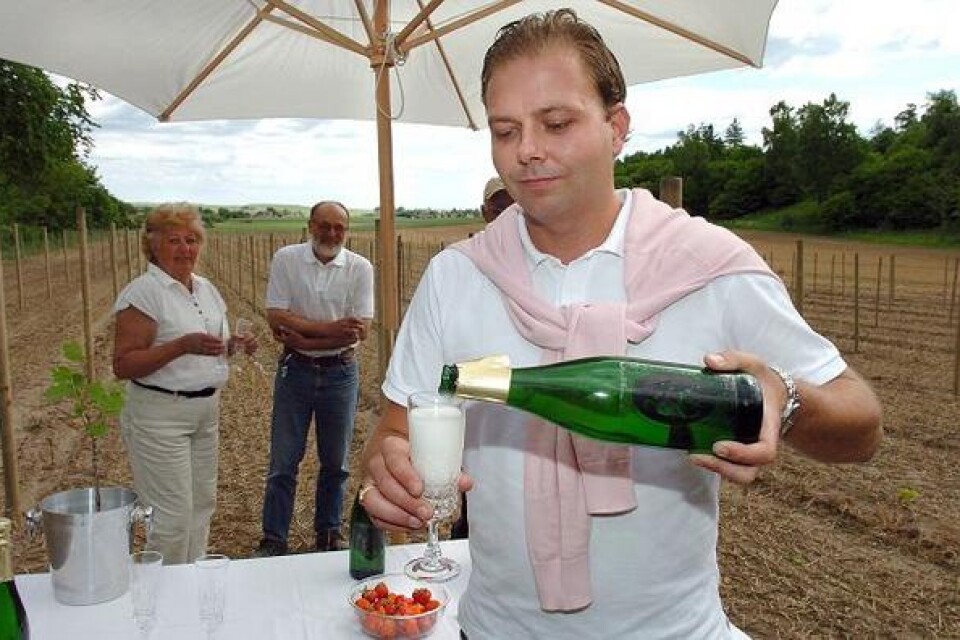 Champagneproduktion på Österlen &#x96; det skålar vi för! Carl-Otto Ottergren häller upp ett glas mousserande vin. I bakgrunden ser vi hans mamma Siv tillsammans med Mats Andersson, som är anställd på Köpingsbergs gård. BILD: SPRISSE NILSSON