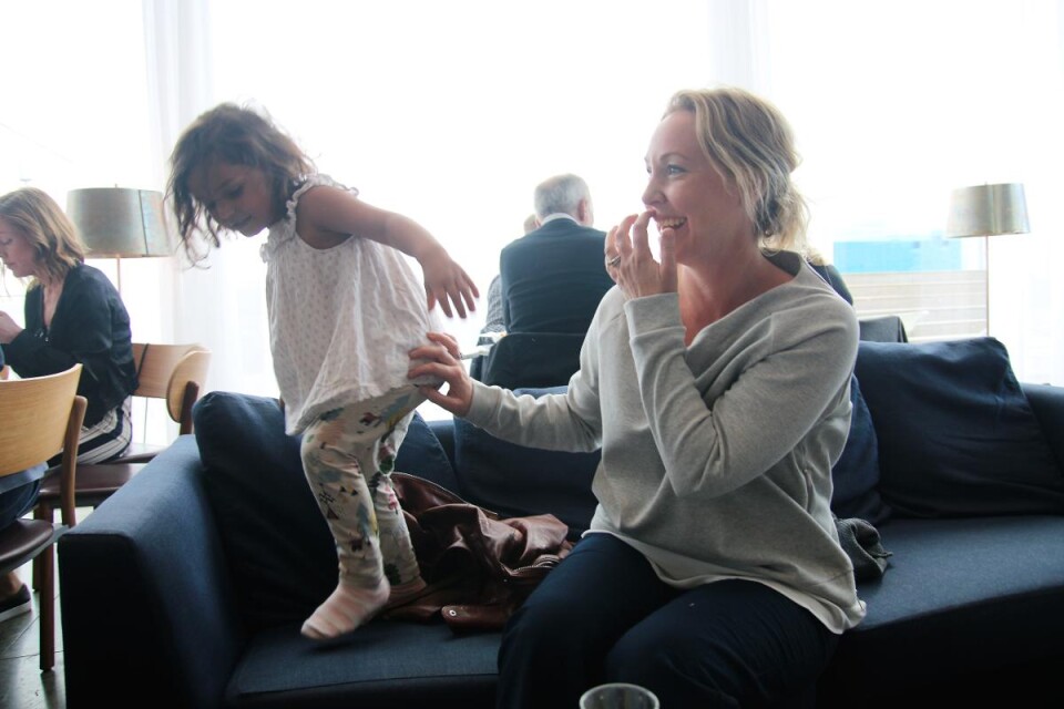Jenny Bäckström, tidigare VD för Växjö citysamverkan, tog med sig dottern Minou upp på invigningen. – Pride är ett helt underbart initiativ och dessutom bra för hela Växjö, inte minst då festivalen för ihop människor oavsett bakgrund. Foto: Anna-Stina Stenbäck