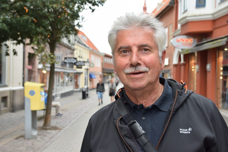 Wolfgang Brede från Tyskland: ”Jag och min fru besökte Ystad för fem år sedan och gick Wallander on tour. Men vi fotade fel hus den gången och är tillbaka för att ta om bilden”.