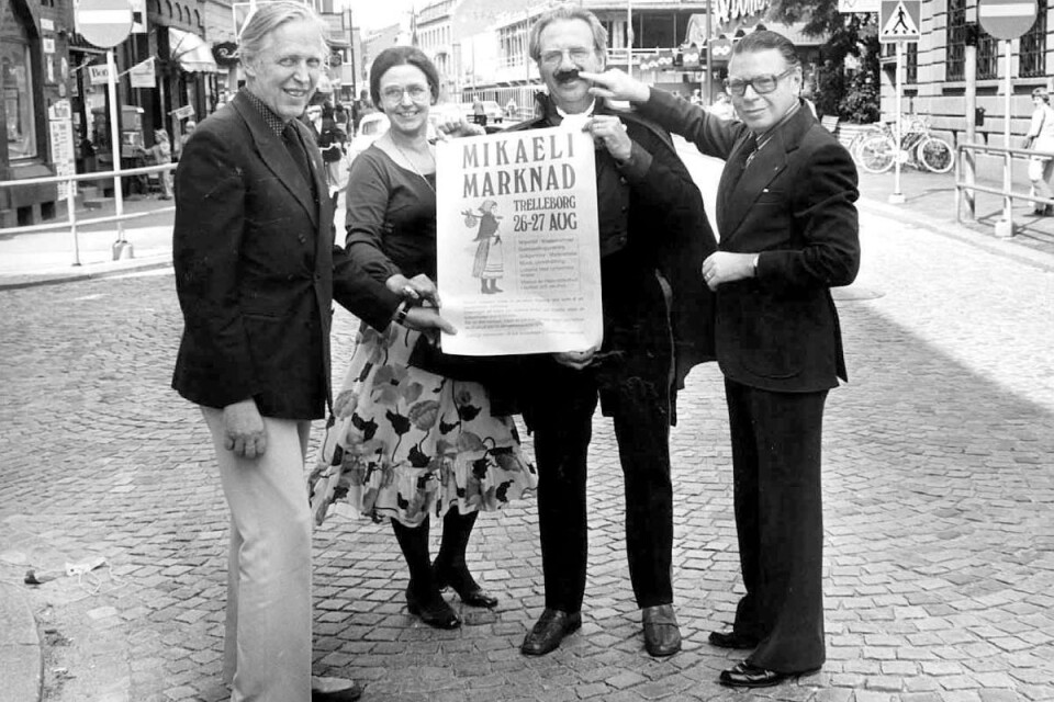 1977. Bengt Håkansson, Elsie Skoog, Gustav Skoog och Stig Olsson med årets marknadsaffisch. Foto: Claes Nyberg