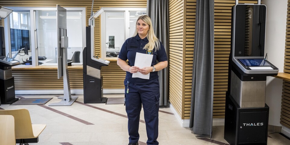 Polisstationen i Karlskrona öppnar nu för att kunna ta emot besökare igen, efter flera månader av renovering där bland annat arbetsmiljön i receptionen har förbättrats. Gruppchef Maria Lilley visar upp de nyrenoverade lokalerna.