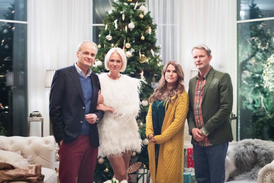 Julfriden på Solsidan får ett abrupt slut när Anna och Alex (Mia Skäringer och Felix Herngren) berättar för Fredde och Mickan (Johan Rheborg och Josephine Bornebusch) att de ska skilja sig.