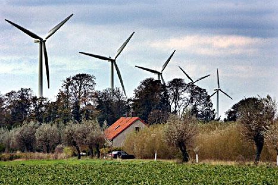 ”Beslutet att vi i Sverige skall ödelägga vår natur för lång tid framöver med 9  000 nya vindkraftsmonster på 120 meter och högre är rent politiskt”, skriver debattören.