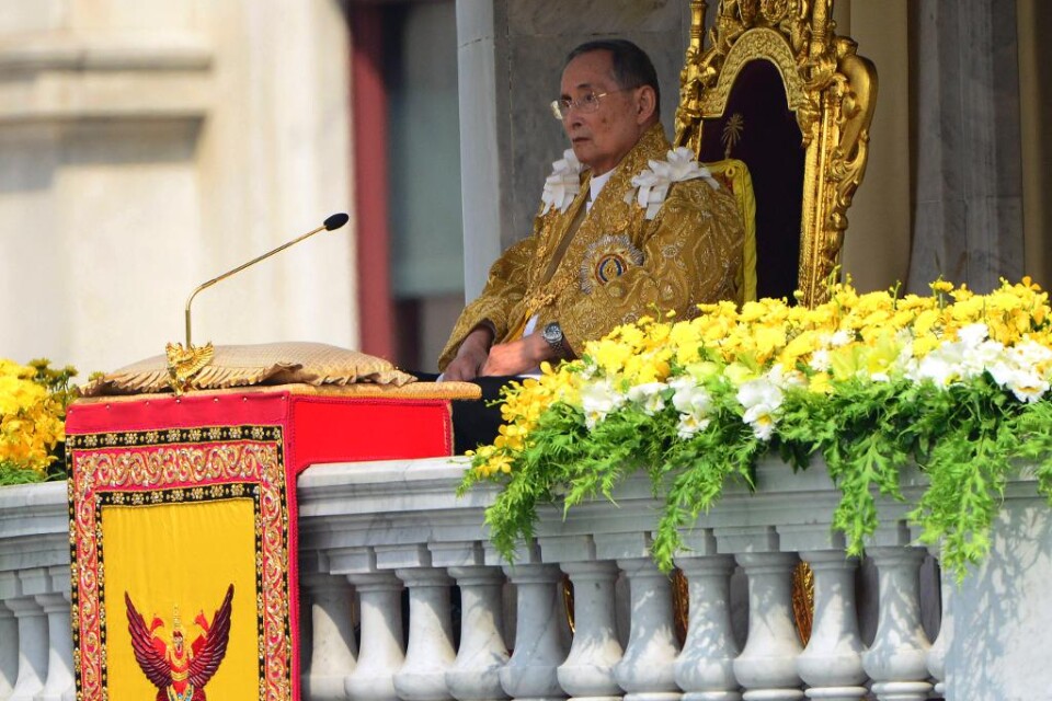 Thailands 87-årige kung Bhumibol har gjort ett sällsynt offentligt framträdande i samband med 65-årsdagen av sin kröning. Tv-bolag direktsände när kungen rullade ut i sin rullstol från det sjukhus i Bangkok där han numera bor. När kungen sedan kördes ge