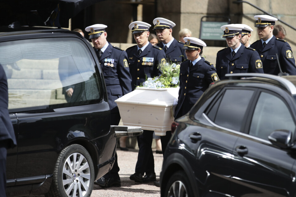 Kistan bärs ut ur Vasakyrkan i centrala Göteborg efter hedersbegravningen av den mördade polismannen.