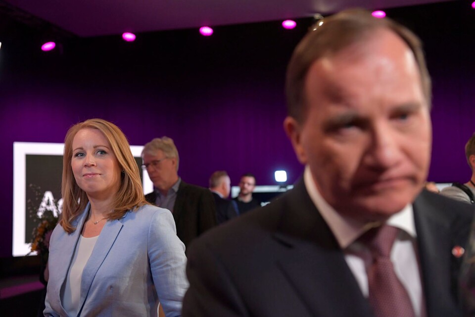 Annie Lööf (C) har blicken riktad mot Stefan Löfven (S) efter en partiledardebatt i SVT.