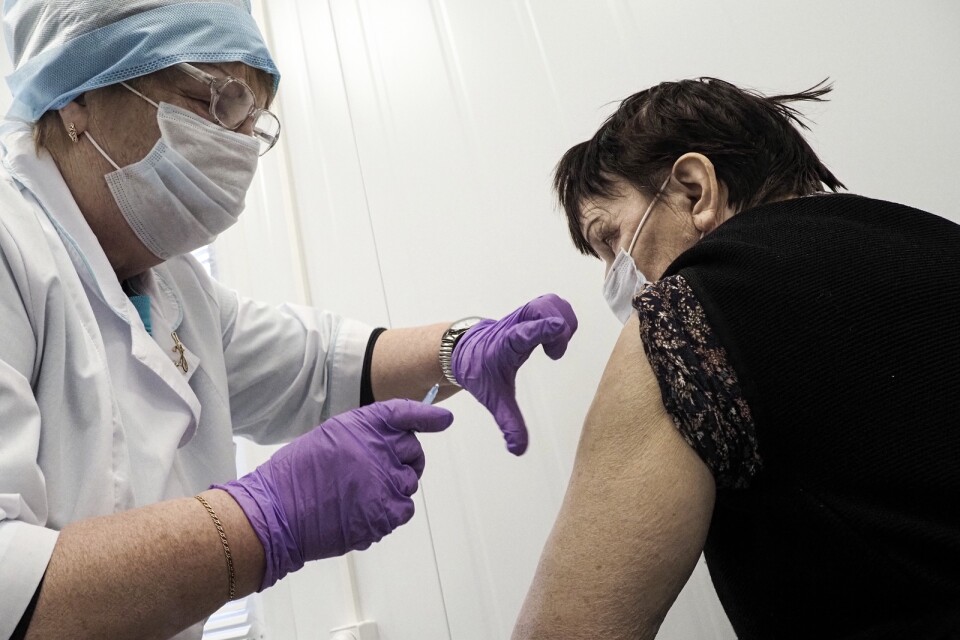 75-åriga Maria Piparinen får en dos av Sputnik V-vaccinet i byn Ikhala i Karelska republiken i västra Ryssland, den 16 februari 2021.