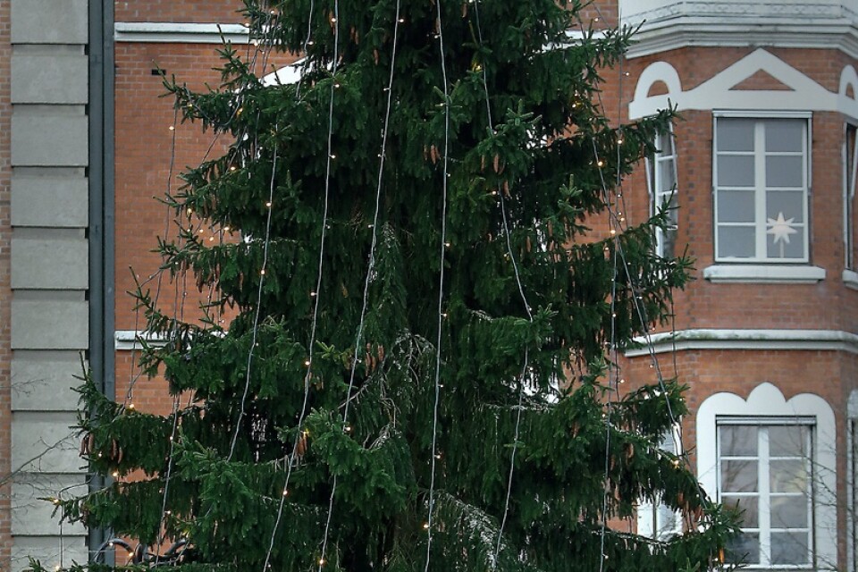 Julmys runt granen, som här på Stortorget i Hässleholm, blir inte möjligt i Huaröd i år.