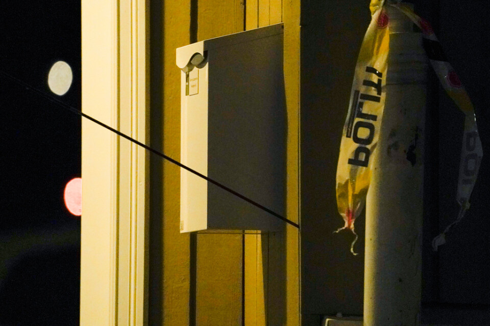 En pil som fastnat i en vägg i samband med attacken i Kongsberg.