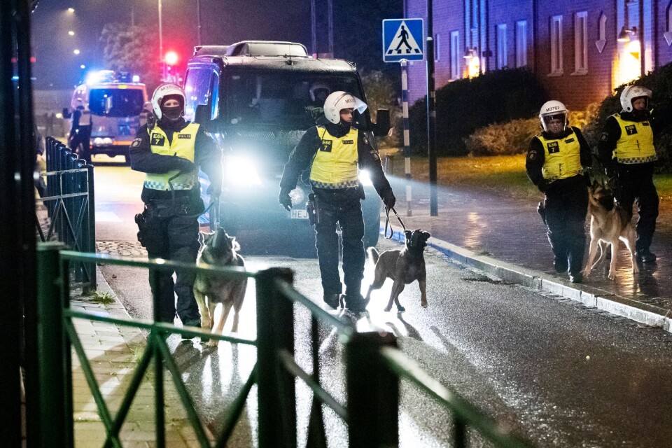 Polis går in med hundar för att skingra de demonstranter som samlats på Amiralsgatan i Malmö på fredagskvällen som en reaktion på en koranbränning på Emilstorp i Rosengård. Enligt polisen har 300 personer befunnit sig på Amiralsgatan, vilket helt stoppat trafiken till och från Rosengård.