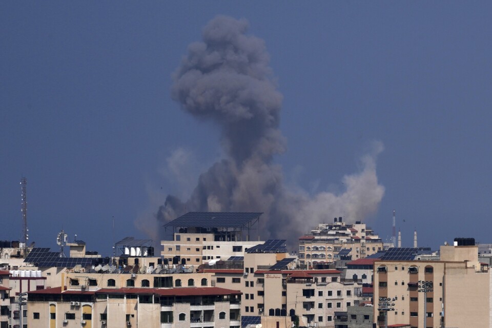 Rök från en explosion i Gaza city den 8 oktober i år.