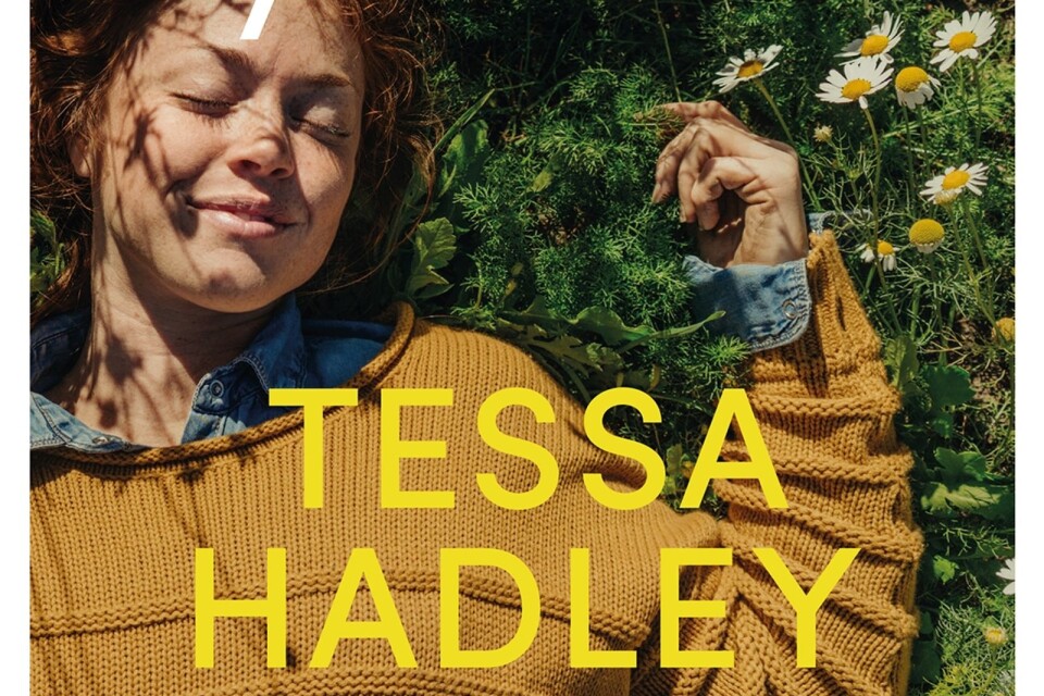 Nu kommer Tessa Hadleys första roman på svenska. ”Syskonen” handlar om fyra syskon som ska semestra i sin barndoms sommarstuga. Nuet och det förflutna glider in i och påverkar varandra tills allt är förändrat.