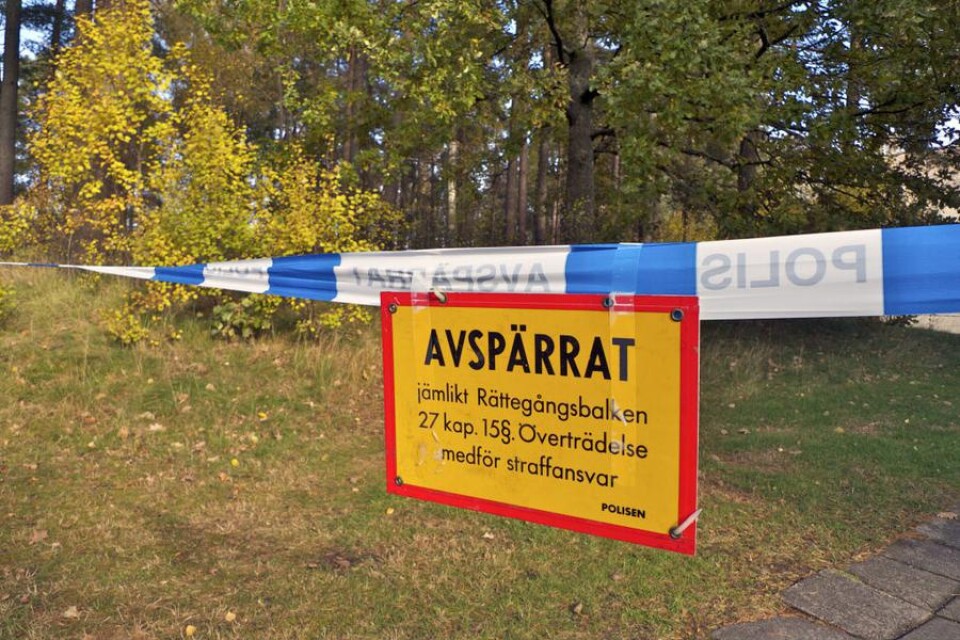 Avspärrningerna vid skogsdungen i bostadsområdet vid Donationsgatan/Klockaregårdsgatan i Ljungby är fortfarande kvar.