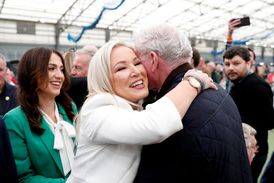 Segerkram till nationalistpartiet Sinn Féins biträdande partiledare Michelle O'Neill efter rösträknandet i Nordirlands regionalval.