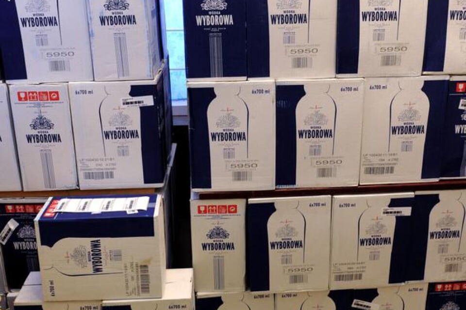 Polsk vodka av märket Wyborowa ingår inte längre i Systembolagets sortiment. Om det hade klarlagts i tingsrätten tyder mycket på att de åtalade männen dömts. Nu får hovrätten pröva frågan.