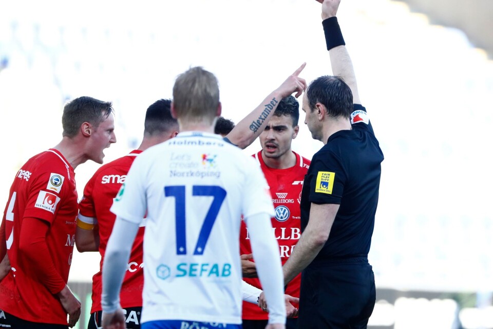 Domaren Jonas Eriksson ger rött kort till Norrköpings Jordan Larsson under söndagens allsvenska fotbollsmatch mellan IFK Norrköping och Trelleborgs FF på Östgötaporten.