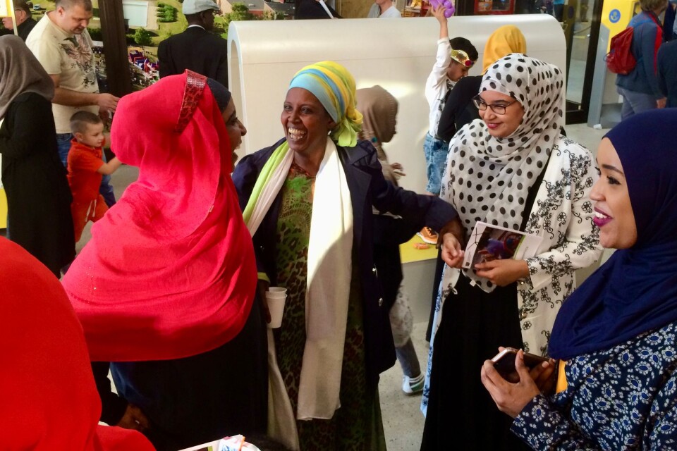 Dynamic women at Gamlegården. Fadumo, in the middle, with Qaali Ali Shire, far right, who was a journalist at Kb Mosaik when the newspaper started in 2016. This year Qaali was elected to a seat in parliament in Somalia.