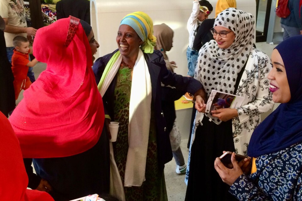 Starka kvinnor på Gamlegården. Fadumo, i mitten, med Qalli Ali Shire, längst till höger, som var journalist på Kb Mosaik när tidningen startade 2016. I år blev Qaali invald i parlamentet i Somalia.