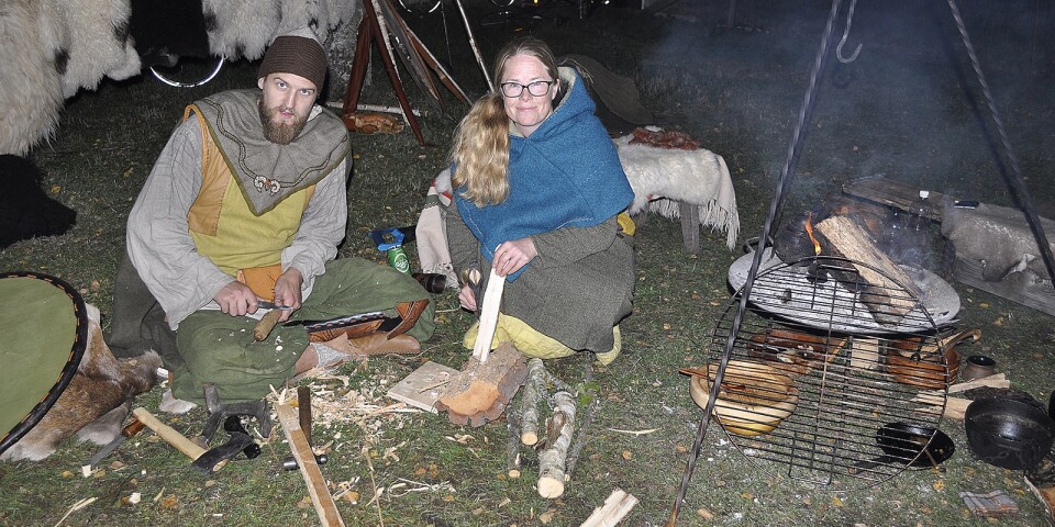 Vid elden i Triberga satt Jan Jarlenfors och Sara Månsson från föreningen Valshals och inväntade nästa vikingaslagsmål. ”Vi återskapar vikingatiden så långt vi kan”.