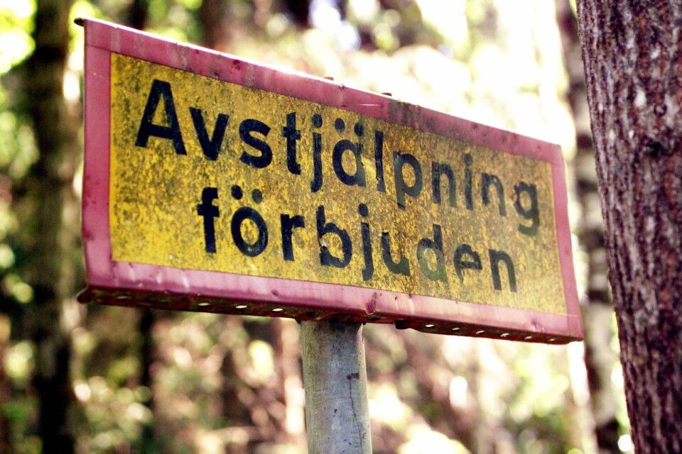 En vanlig skylt i skogspartier nära villaområden.