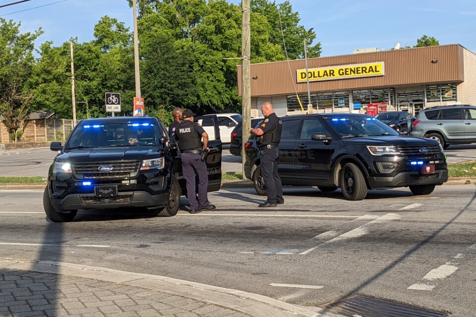 Chattanoogas polisenhet nära den plats där söndagsmorgonen skjutning ägde rum. Minst tre människor miste livet i skottlossningen.