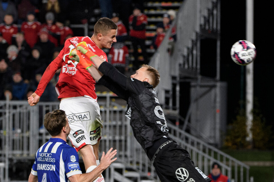 Gustaf Lagerbielke, i rött, gjorde en strålande säsong i fjol, när han utlånad till Degerfors hjälpte den värmländska klubben att säkra nytt kontrakt. Arkivbild.