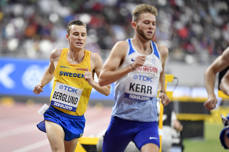 Sveriges Kalle Berglund och Storbritanniens Josh Kerr under finalen i herrarnas 1|500 meter under friidrotts-VM i Doha.