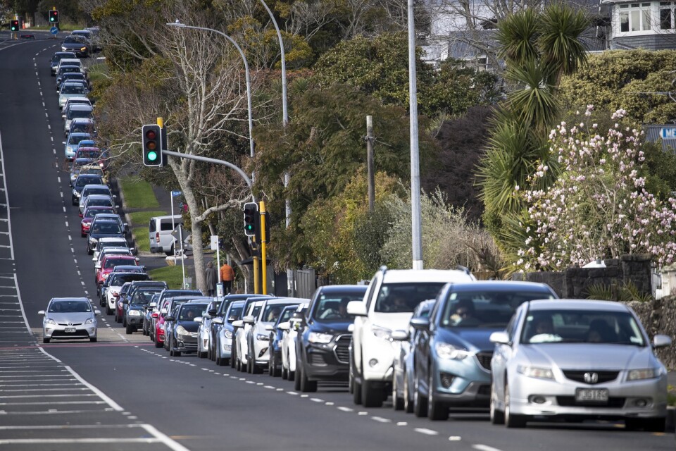 Förare köar i väntan på covid-test utanför Auckland i Nya Zeeland i augusti.