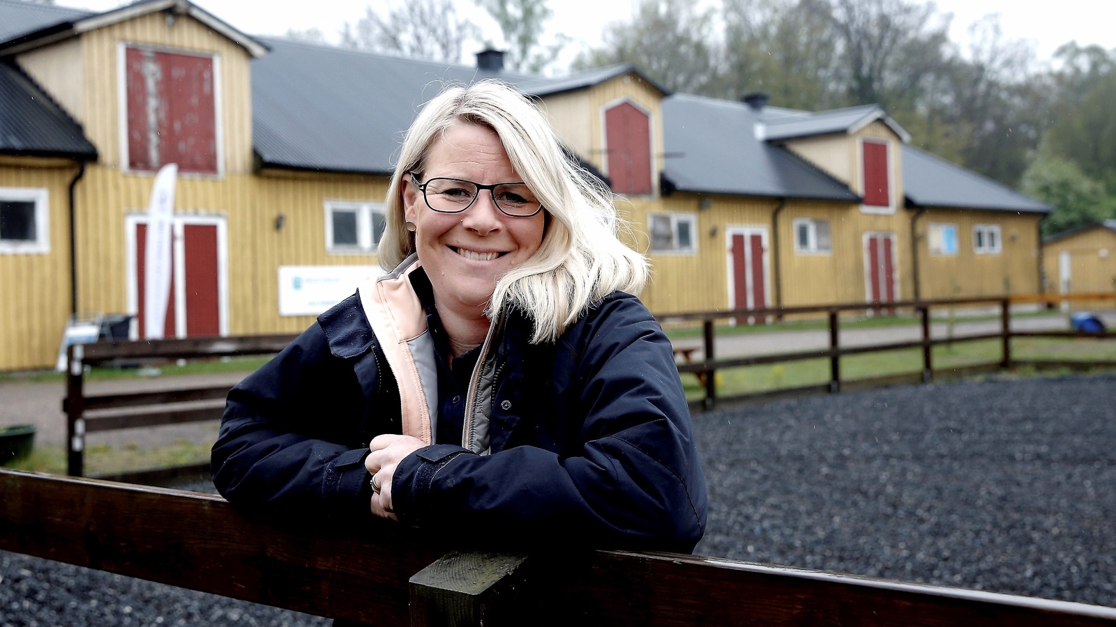 Ulrika Olsson känner sig hemma när hon är på ridanläggningen på Österås, men förhoppningen är att den inom en snar framtid kan moderniseras. Foto: Stefan Sandström