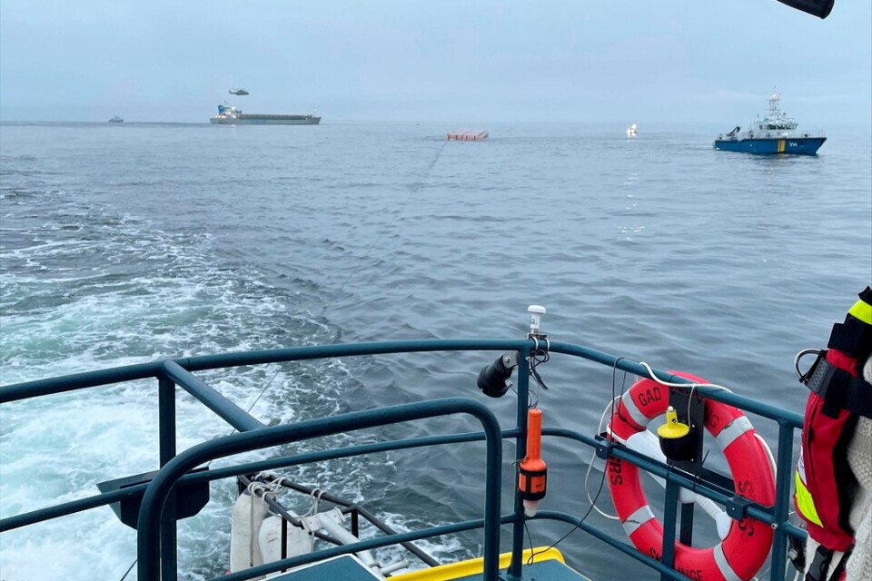 Två fraktfartyg befaras ha kolliderat på Östersjön, mittemellan Ystad och Bornholm, natten till måndagen. Sjöräddningssällskapet har deltagit i räddnignsarbetet.
