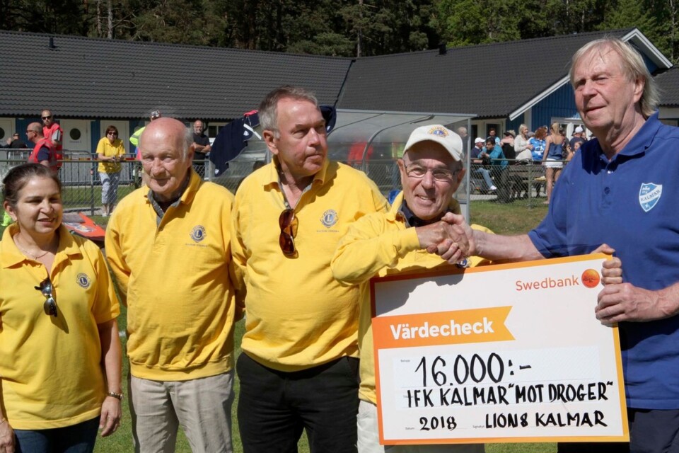 IFK Kalmars Lennart ”Lellen” Johansson tog emot Lions bidrag till klubbens fortsatta kamp mot droger. Lions representerades av Mats Strömberg, Curt Gustafsson Gert Järkelid och Alexandra Castello-Branco.