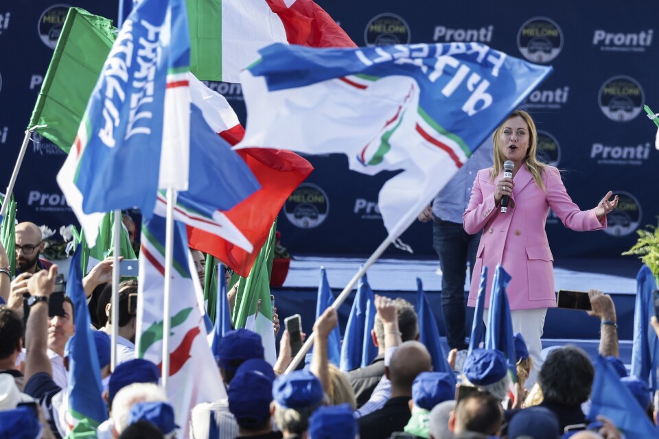 Giorgia Meloni, partiledare för högernationalistiska Italiens bröder, under ett av de sista valmötena inför den gångna söndagens val. Hon förväntas nu kunna bilda en högerregering och bli landets första kvinnliga premiärminister.