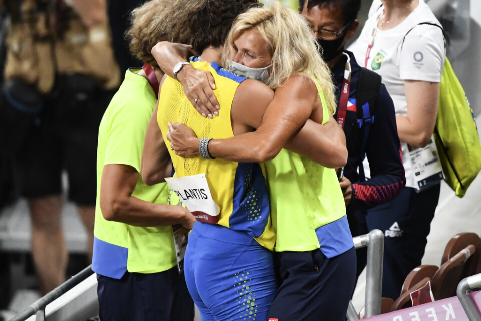 Armand Duplantis kramade om sin mamma och fystränare Helena på läktarplats på Olympiastadion i Tokyo.