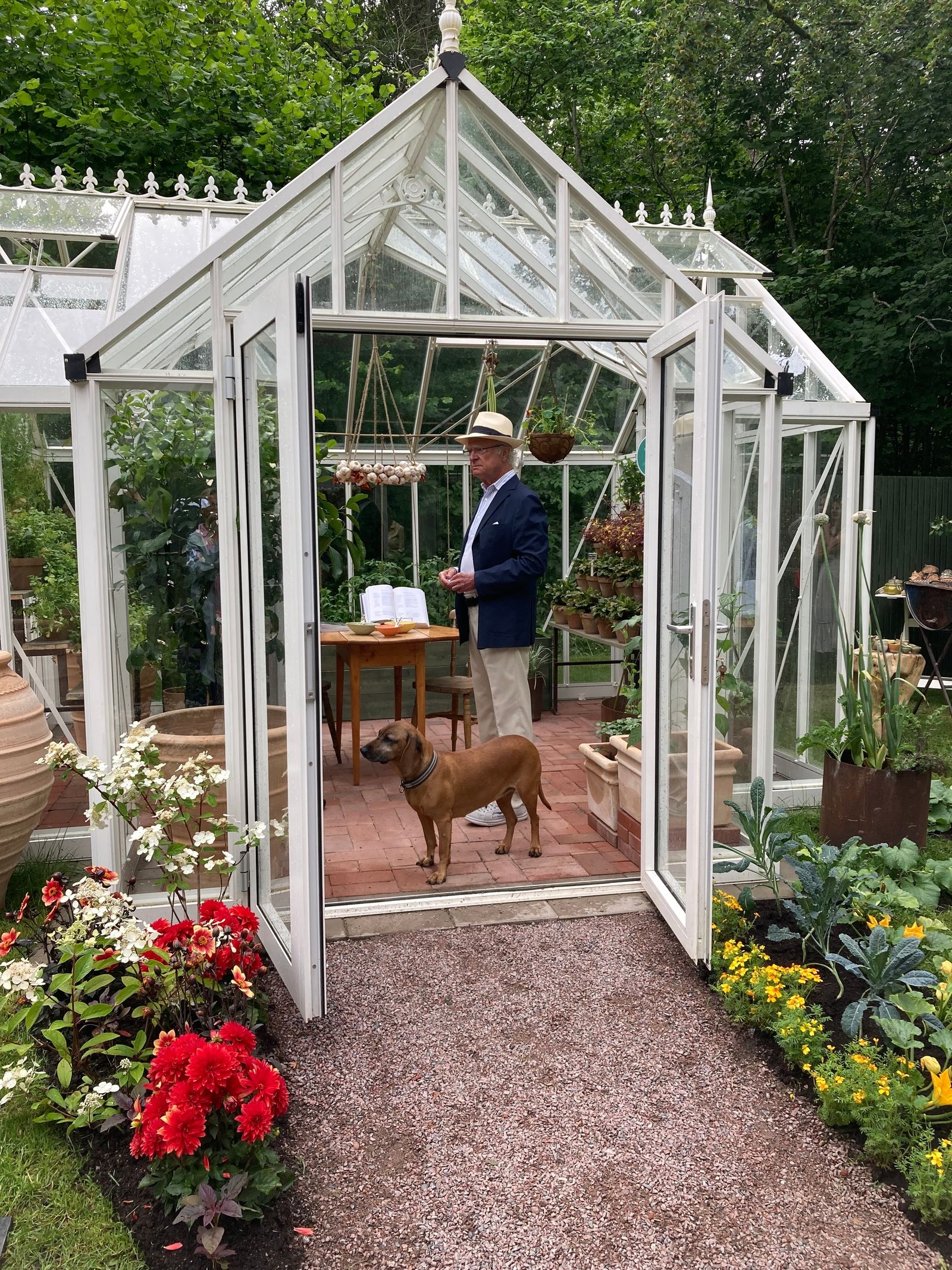 Kungen och hans skötsamma hund Brandie inspekterar Paul Svenssons växthus.