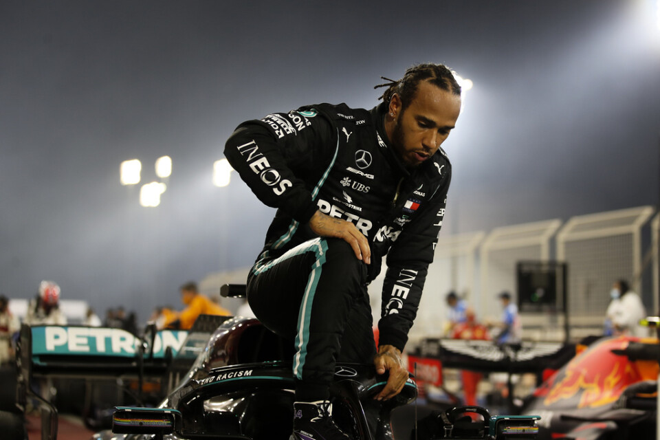 Mercedesföraren vann första loppet i Bahrain, men missade det andra då han bekräftats ha smittats av coronaviruset.