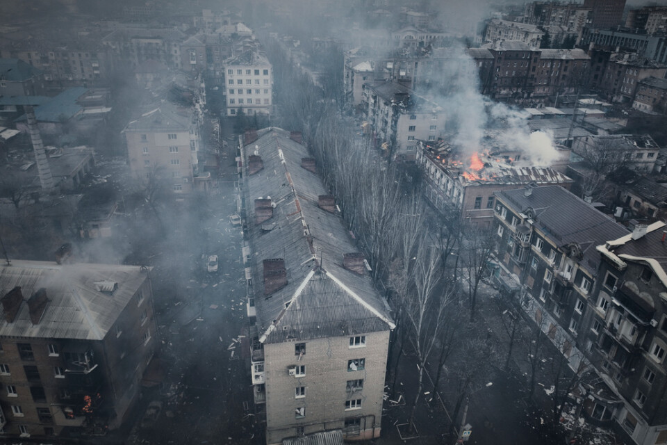 Rök och eld i Bachmut, sett från luften. Bilden togs den 26 mars. Arkivbild.