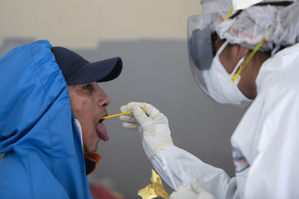 En person testas för covid-19 i La Paz i Bolivia.