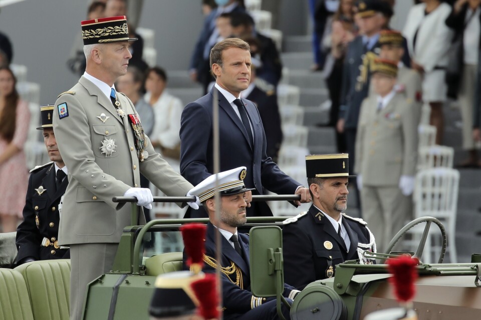 Frankrikes president Emmanuel Macron och militärchefen François Lecointre inspekterar soldaterna inför firandet av nationaldagen.