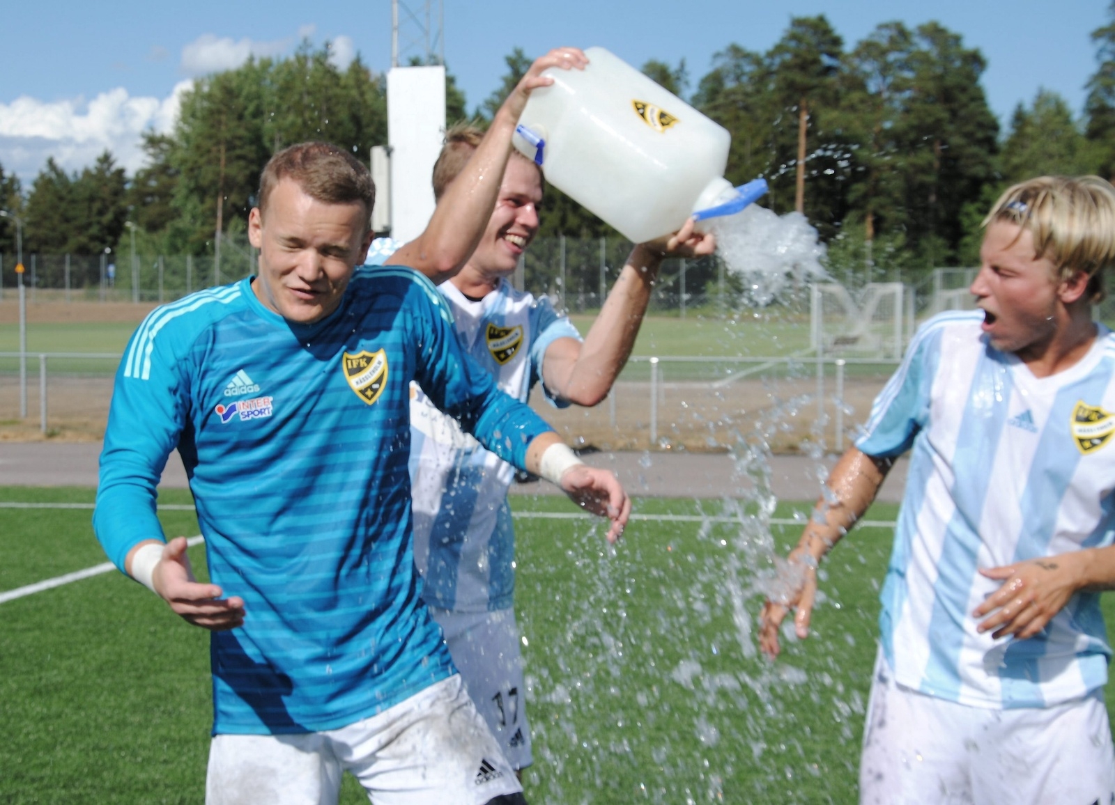 Filip Ranmo firar genom att tömma vattendunken över Adam Larsson och Gustaf Lindroth. Foto: Johannes Höghäll Johnsson