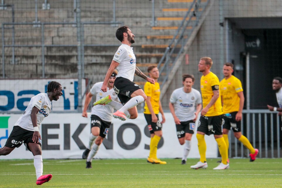 Nahir Besara jublar och hoppar högt över sitt 2–1-mål mot Mjällby AIF.