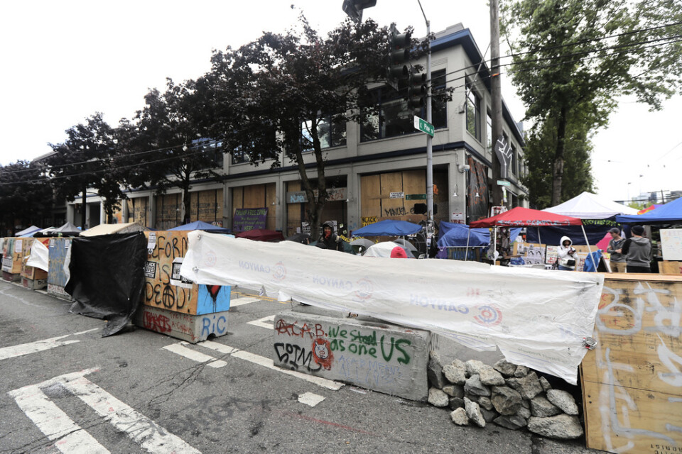 Cementbarrikader framför polisstationen i det ockuperade området i Seattle.