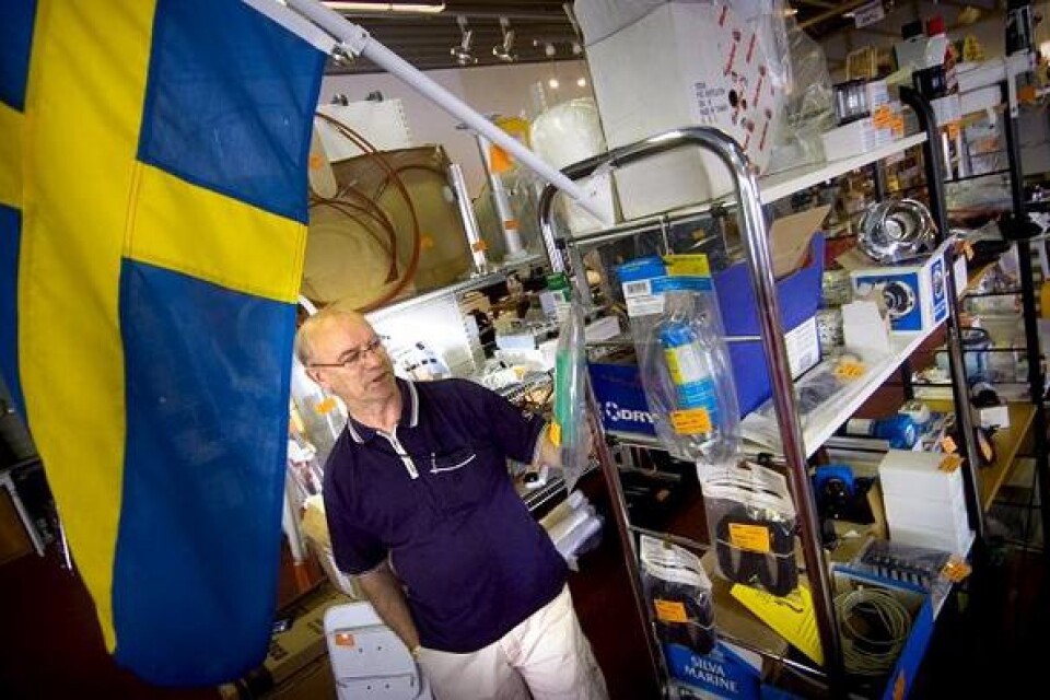 Rune Håkansson auktionerar ut båtmaterial till förmån för sjöräddningssällskapet. BILD: LASSE OTTOSSON