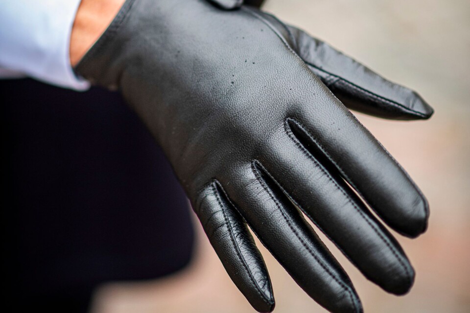 Värm dina händer med svarta läderhandskar.