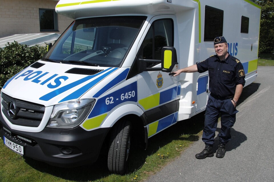 Kommunpolis Rolf Paimensalo med polisens husbil, som ska användas av polisområde sydvästra Götaland.