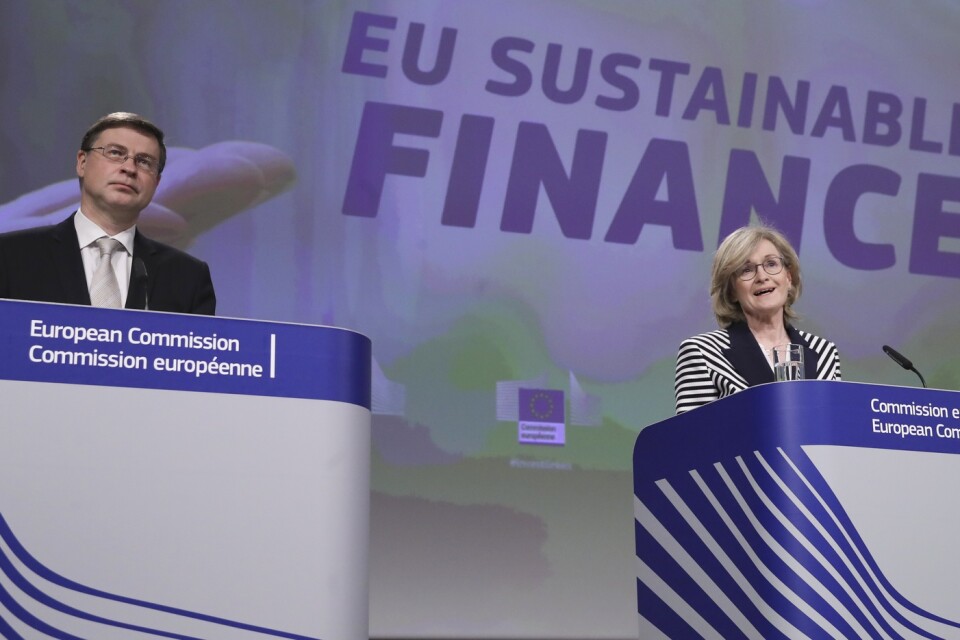 EU-kommissionärerna Valdis Dombrovskis och Mairead McGuinness presenterar kommissionens nya förslag om vilka investeringar som kan klassas som hållbara ur miljö- och klimatsynpunkt.