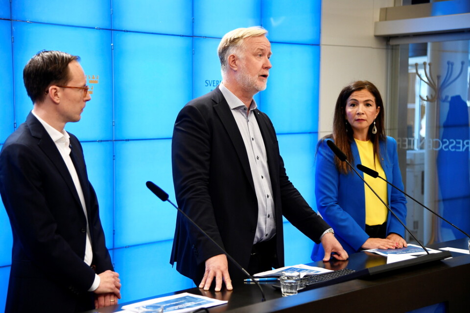 Liberalernas ekonomisk-politisk talesperson Mats Persson, partiledaren Johan Pehrson och skattepolitiska talespersonen Gulan Avci vid en pressträff på fredagen.