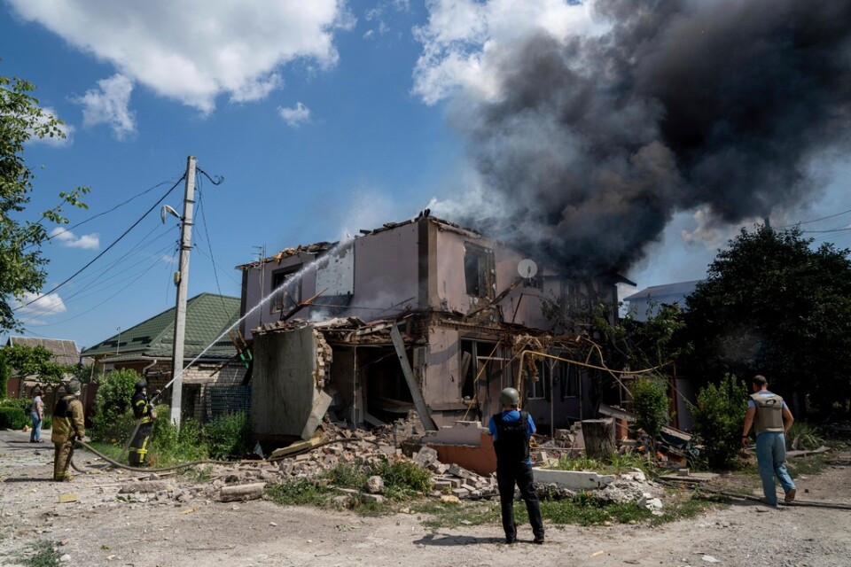 Bostadshus i brand i den ukrainska staden Cherson efter rysk beskjutning i somras. Arkivbild.