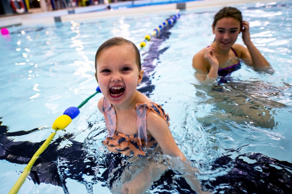 Barn som är trygga i vattnet lär sig lättare att simma. Andra Aline Dorff njuter.