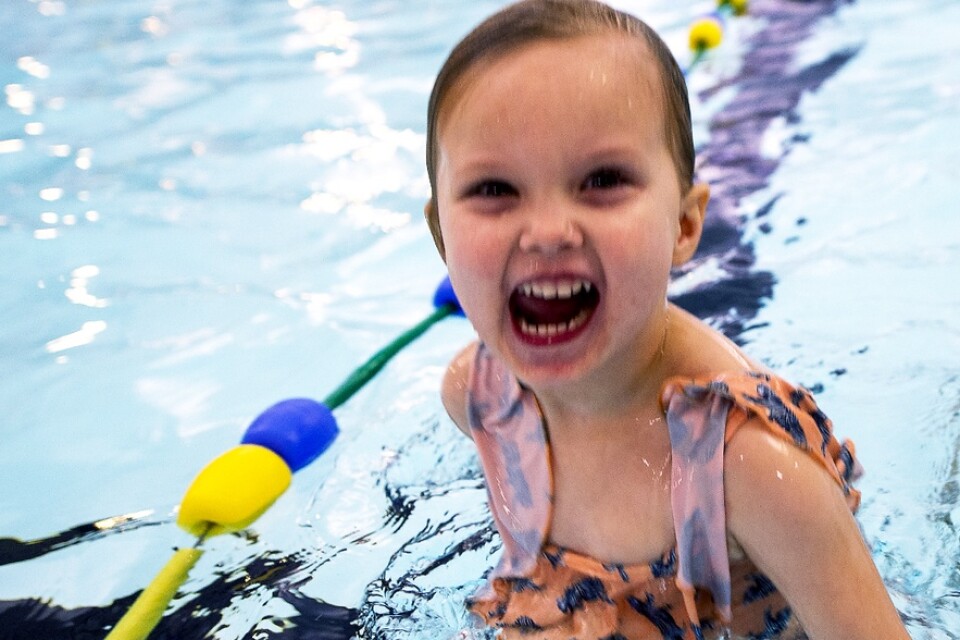 Children who feel secure in the water learn to swim much more easily. Andra Aline Dorff enjoys herself.